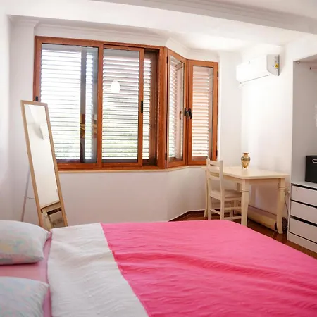 Centre Lions Gate 1 Τίρανα