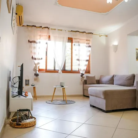 Centre Lions Gate 1 *