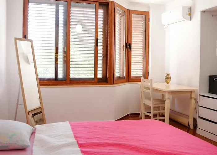 Centre Lions Gate 1 地拉那