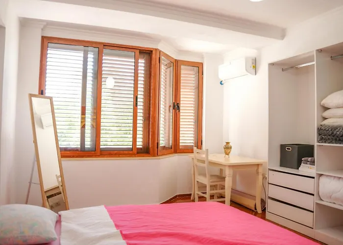 Centre Lions Gate 1 地拉那