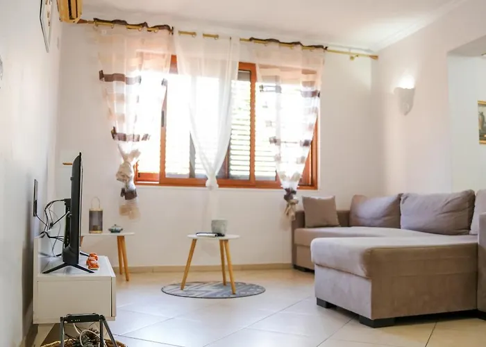 Centre Lions Gate 1 *