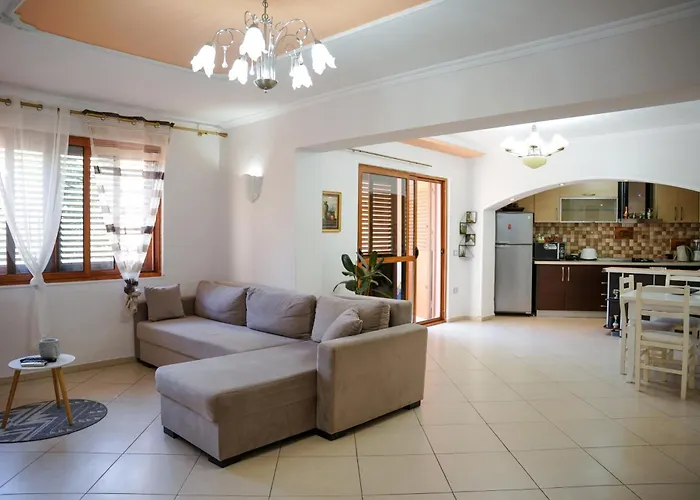 Centre Lions Gate 1 地拉那